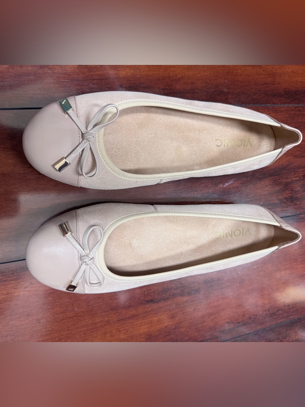 Vionic Women's Light Beige Minna Ballet Flats with Bow and Gold Accents,SZ 8.EUC
